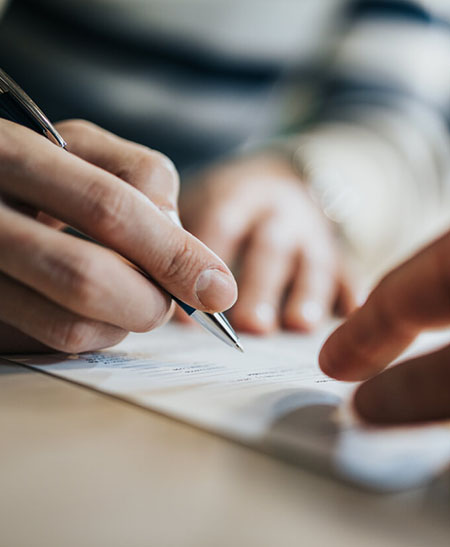 Advogado assinando documento referente a processo de contencioso cível