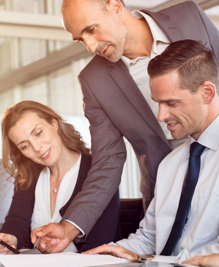 Reunião de negócios entre advogados e empresários para consultoria trabalhista